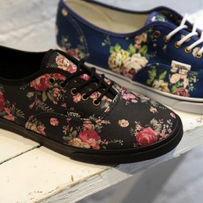 Sneaker in floralem Design